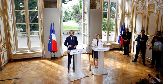 El primer ministro francés, Edouard Philippe, y la ministra de Trabajo, Muriel Penicaud,presentan el proyecto de reforma laboral del Gobierno de Emmanuel Macron, en el Palacio de Matignon, en París. REUTERS/Charles Platiau