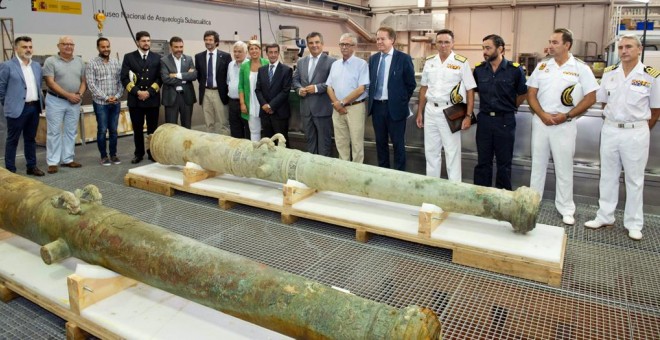 Autoridades civiles y militares ante dos culebrinas (cañones) de finales del siglo XVI, de estilo renacentista, hallados en la tercera expedición del Gobierno español al pecio de 'Nuestra Señora de las Mercedes', hundido a principios del siglo XVIII. EFE/