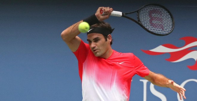 Roger Federer durante su partido contra Mikhail Youzhny. - REUTERS