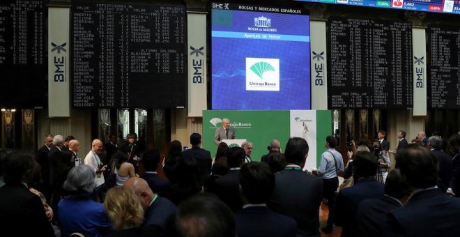 El presidente de Unicaja, Manuel Azuaga, en el patio de negociación de la Bolsa de Madrid, en el estreno bursátil de la entidad. EFE