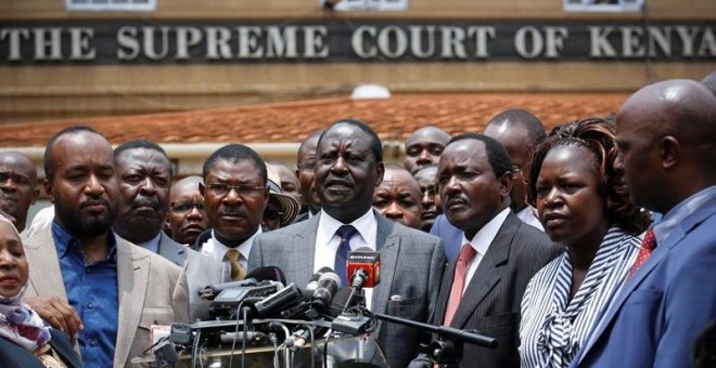 El líder de la principal coalición opositora, la Súper Alianza Nacional (NASA), y candidato presidencial, Raila Odinga (c), junto con sus compañeros, Musalia Mudavadi (2-i), Moses Wetangula (3-i), y Kalonzo Musyoka (3-d), ofrece una rueda de prensa frent