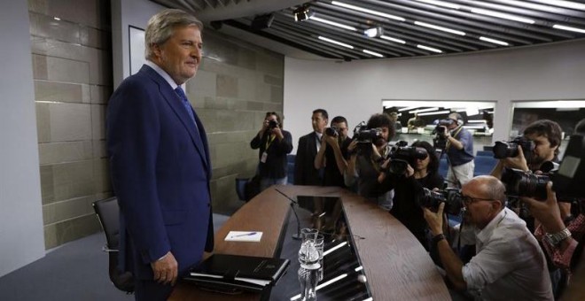 El portavoz del Gobierno y ministro de Educación,Cultura y Deporte, Íñigo Méndez de Vigo, antes de la rueda de prensa posterior al Consejo de Ministros. - EFE