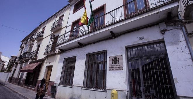 La entrada de los juzgados de Archidona donde se investiga a la madre huida con sus dos hijas. EFE