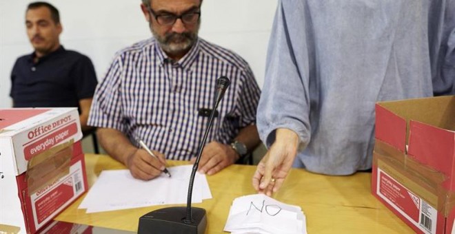 El asesor del comité de huelga de los trabajadores de Eulen del Aeropuerto de Barcelona-El Prat, Juan Carlos Giménez, durante el recuento de los resultados de las votaciones llevadas a cabo en la asamblea celebrada hoy en el Prat de Llobregat (Barcelona).