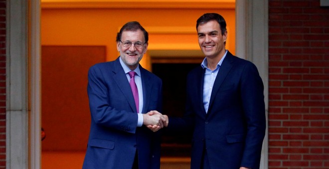 El presidente del Gobierno, Mariano Rajoy, y el líder del PSOE, Pedro Sánchez, en su último encuentro en el Palacio de la Moncloa. REUTERS