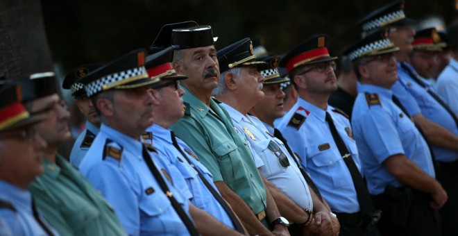 Agentes de los Mossos d'Esquadra, de la Guardia Civil, de la Policía Nacional y de la policía local de Cambrils, durante un homenaje a las víctimas de los atentados yihadistas de Catalunya. REUTERS/Albert Gea