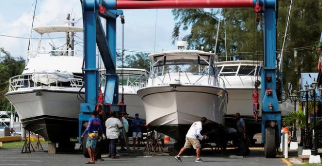Trabajadores preparando los barcos por la alerta del huracán 'Irma' en San Juan, Puerto Rico REUTERS - Alvin Baez