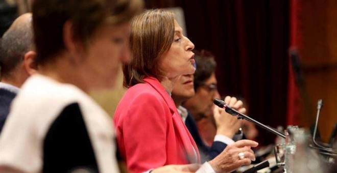 La presidenta del Parlament, Carme Forcadell, responde a un diputado durante el Pleno. | TONI ALBIR (EFE)