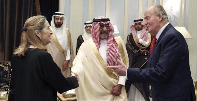 El príncipe Muqrin bin Abdulaziz Al Saud recibe al rey emérito Juan Carlos I y a la actual presidenta del Congreso, Ana Pastor, en mayo del 2014. EFE