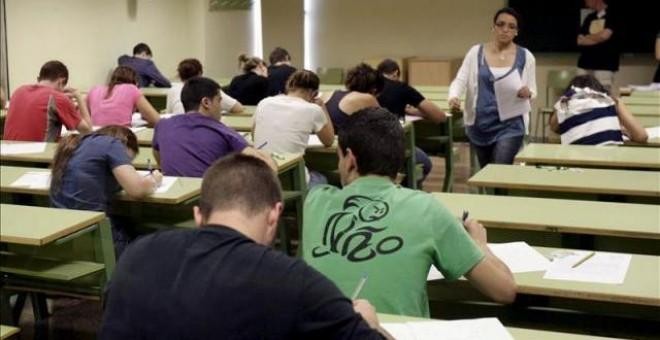 Varios estudiantes se examinan en un aula de un centro de educación. EFE/ Archivo