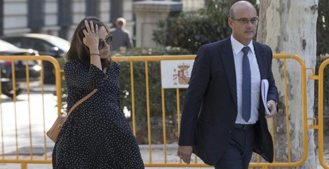 Patricia Rodríguez, hija de Edmundo Rodríguez Sobrino, hombre fuerte de Ignacio González, a su llegada a la Audiencia Nacional para declarar ante el juez Manuel García Castellón en calidad de investigada por el Caso Lezo. EFE/Emilio Naranjo