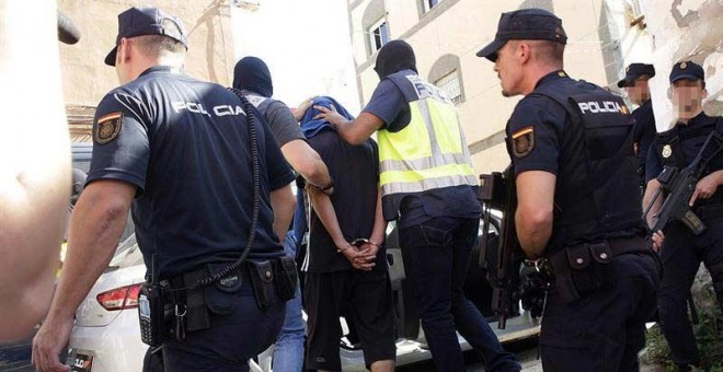 Efectivos de la Policía Nacional trasladan a la persona detenida en la operación antiyihadista. | EFE