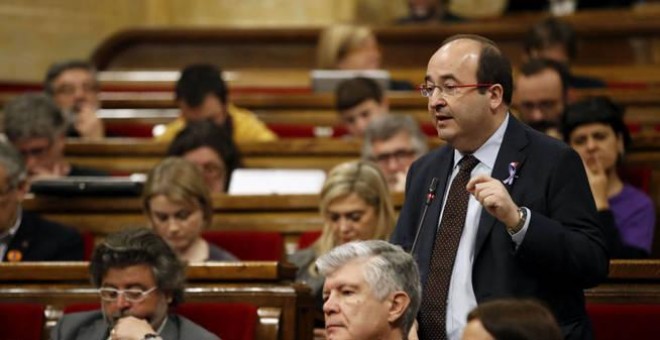 El líder del PSC, Miquel Iceta, durante el pleno de esta mañana en el que ha anunciado que su formación acudirá al Tribunal Constitucional / (EFE)