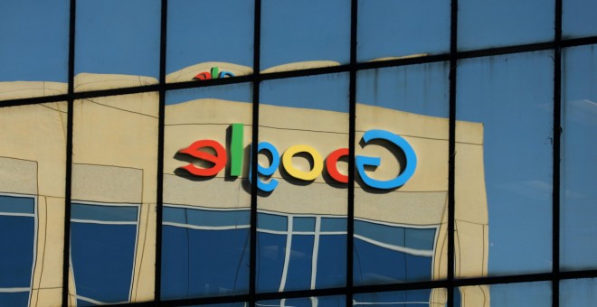 Logotipo de Google en el edificio de oficinas en Irvine, California. / REUTERS