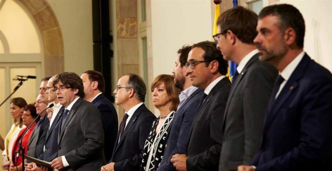 El presidente de la Generalitat, Carles Puigdemont (i), acompañado por los miembros de la mesa durante la declaración institucional tras la firma de la convocatoria del referéndum. | ALEJANDRO GARCÍA (EFE)