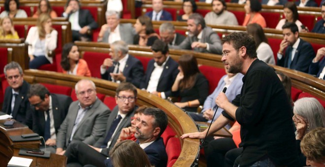 El lider de Podem en el Parlament, Albano Dante, durante su intervención en la sesión donde se ha aprobado la ley del referéndum. EFE / Toni Albir.