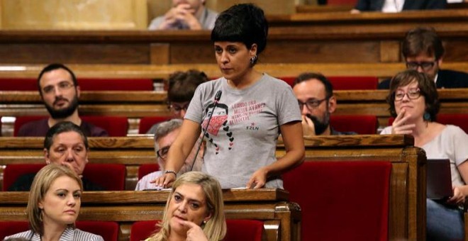 La diputada de la Cup, Anna Gabriel, apoya la solicitud de Junts pel Sí y de la Cup sobre la alteración del orden del día para incluir el debate y tramitación de la Ley de Transitoriedad Jurídica. EFE/Toni Albir