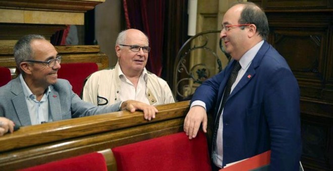 El presidente del grupo parlamentario del PSC, Miquel Iceta (d) habla con el presidente del grupo parlamentario de CSQEP, Lluís Rabell (c) y el portavoz del grupo, Joan Coscubiela (i) tras volver a suspenderse el pleno por una nueva petición para reunir d