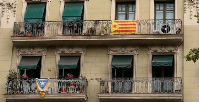 Esteladas colgando de balcones de Barcelona. REUTERS/Albert Gea