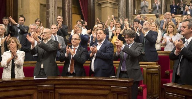 El president de la Generalitat, Carles Puigdemont, celebra la aprobación de la Ley de Transitoriedad Jurídica y Fundacional. - EFE