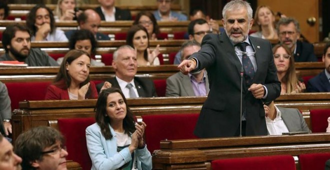 El portavoz de Ciudadanos, Carlos Carrizosa, junto a la presidenta del grupo, Inés Arrimadas, se dirige al presidente de la Generalitat, Carles Puigdemont. - EFE