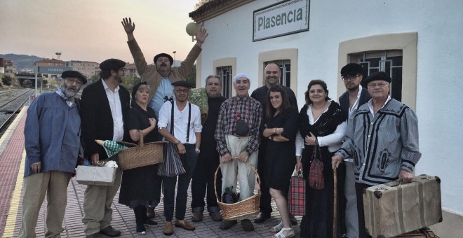 La plataforma 'Milana Bonita' antes de coger el tren en Plasencia / Milana Bonita