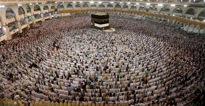 Musulmanes rezan en la Gran Mezquita durante el peregrinaje anual a La Meca /REUTERS (Suhaib Salem)