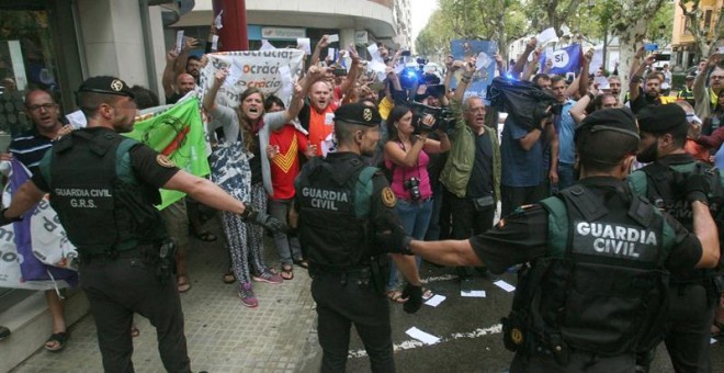 Protesta ante la sede del semanario 'El Vallenc'. / EFE