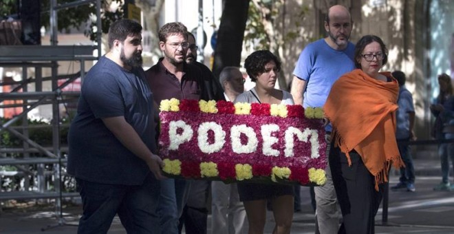 El líder de Podem en Cataluña, Albano Dante Fachin (segundo por la izquierda), en la ofrenda floral al monumento a Rafael Casanova. EFE/Marta Pérez