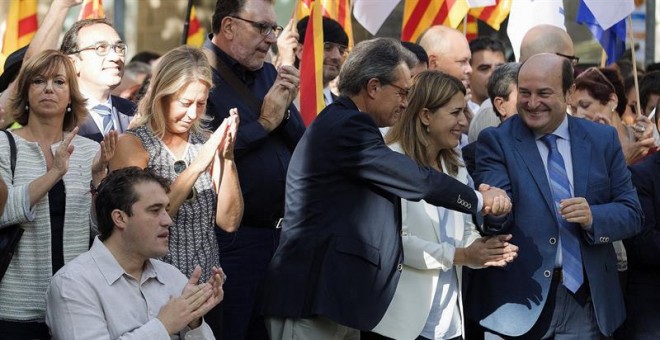 El expresident de la Generalitat Artur Mas (tercero por la derecha), saluda al dirigente Andoni Ortuzar (derecha), del PNV, en la ofrenda floral del PDECATal durante la Diada. EFE/Toni Albir