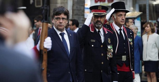 El presidente de la Generalitat de Catalunya Carles Puigdemont, junto al Major de los Mossos d'Esquadra Josep Lluis Trapero, durante la ofrenda floral al monumento a Rafael Casanova con motivo de la celebración de la Diada. EFE/Marta Pérez