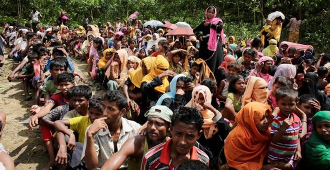 Refugiados rohinyás esperan para recibir suministros en una campamento temporal en Ukhiya, en Bangladesh. - EFE
