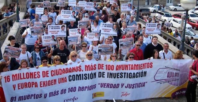 Familiares y víctimas del accidente de Angrois en Santiago de Compostela, en el cuarto aniversario del accidente. EUROPA PRESS