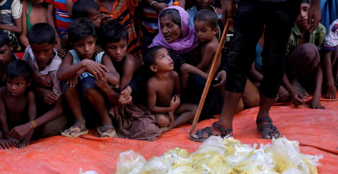 Refugiados rohiny esperan el reparto de comida en Cox's Bazar, Bangladesh. - REUTERS