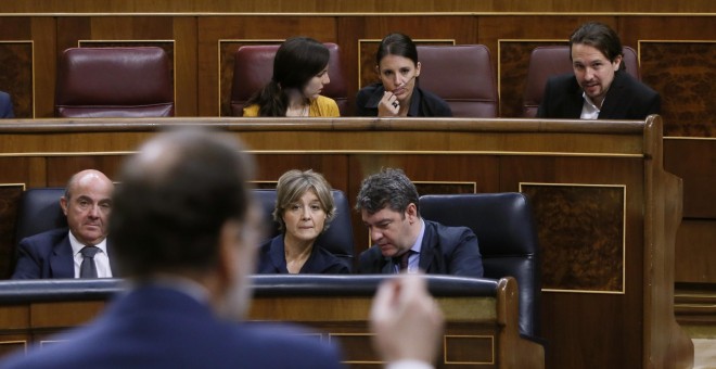 El líder de Unidos Podemos, Pablo Iglesias escucha la intervención del presidente del Gobierno, Mariano Rajoy, durante la sesión de control al Ejecutivo en el Congreso de los Diputados. EFE/Fernando Alvarado