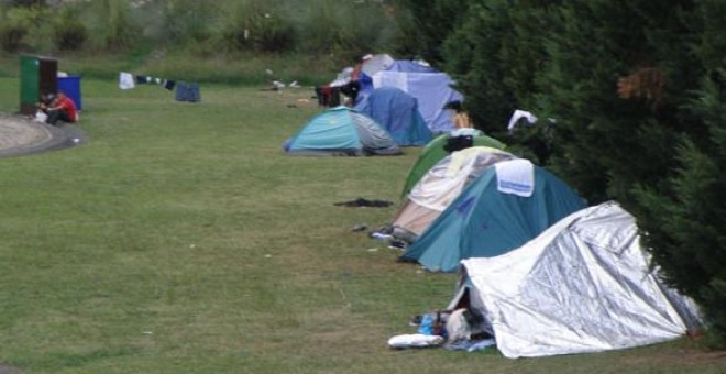 Campamento de los inmigrantes en los alrededores del puerto Zierbena