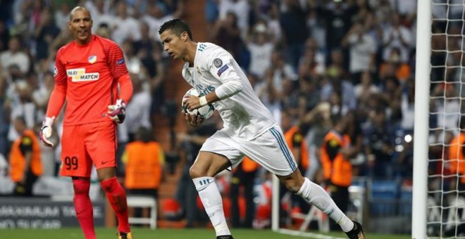 El delantero portugués del Real Madrid, Cristiano Ronaldo celebra el gol que ha marcado ante el Apoel. /EFE