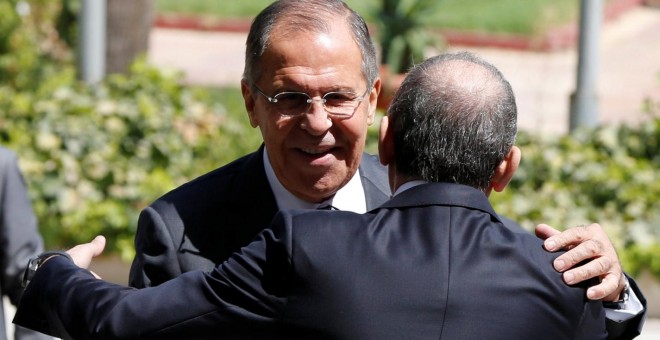 El ministro de Asuntos Exteriores Sergei Lavrov es recibido por su homólogo jordano, Ayman Safadi, en Ammán /REUTERS (Muhammad Hamed)