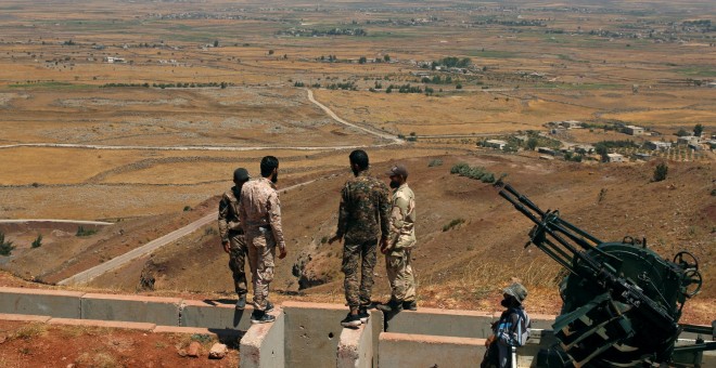 Miembros del Ejército Sirio Libre vigilan en la zona rural de Quneitra /REUTERS (Alaa Al-Faqir)