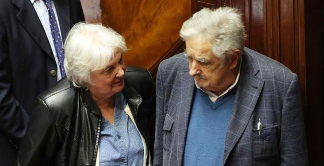 La nueva vicepresidenta del país y presidenta de la Asamblea General del Parlamento, Lucía Topolansky (i), habla con el expresidente y senador José Mujica. | RAÚL MARTÍNEZ (EFE)
