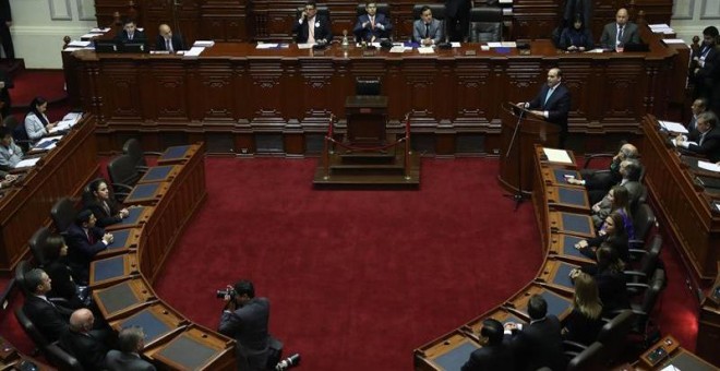 El primer ministro de Perú, Fernando Zavala (d), da un discurso en el hemiciclo del Congreso acompañado de sus ministros en Lima (Perú). EFE/Ernesto Arias