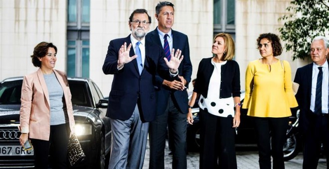 El presidente del Gobierno y del Partido Popular, Mariano Rajoy (2i) junto a la secretaria general del partido, María Dolores de Cospedal (3d); el presidente de los populares catalanes, Xavier García Albiol (c); la vicepresidenta del Gobierno, Soraya Sáen