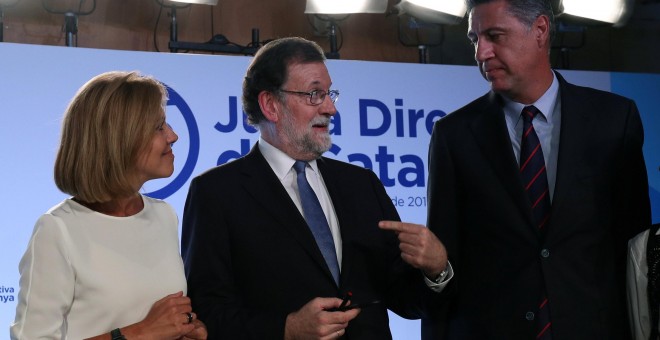 El presidente del Gobierno, Mariano Rajoy, entre la secretaria general del PP, Maria Dolores de Cospedal, y el líder del PP catalán Xavier Garcia Albiol. REUTERS/Albert Gea