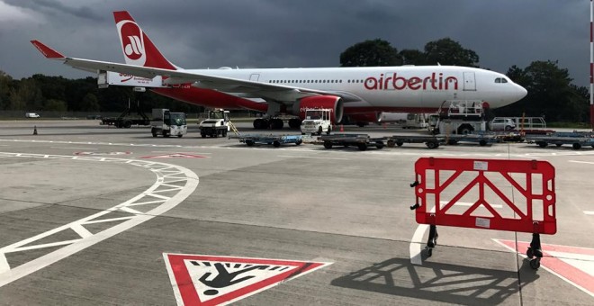 Un avion de Air Berlin, en las pistas del aeropuerto berlinés de Tegel. REUTERS/Pawel Kopczynski