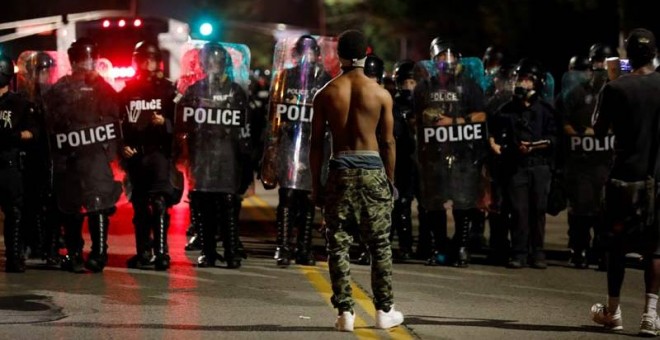 Un manifestante se encara con agentes de la Policía en San Luis (EEUU). | WHITNEY CURTIS (EFE)