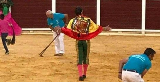El torero Padilla se pasea con una bandera franquista en una corrida.