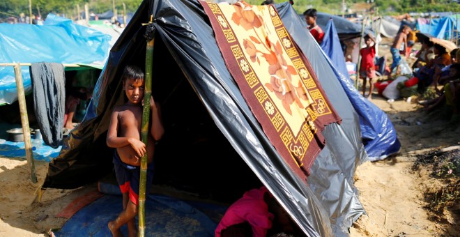 Un niño refugiado de Rohingya, en su tienda en el campamento improvisado de Cox, en Bangladesh. REUTERS / Mohammad Ponir Hossain