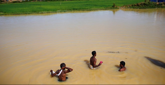 Los refugiados rohinyás se bañan en un estanque en el campamento improvisado de Cox, en Bangladesh. REUTERS/Mohammad Ponir Hossain