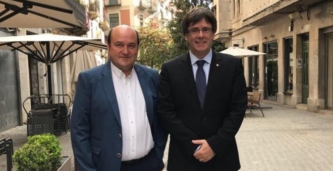 El presidente del PNV, Andoni Ortuzar, con el president de la Generalitat, Carles Puigdemont, posan en su encuentro en Girona. E.P.