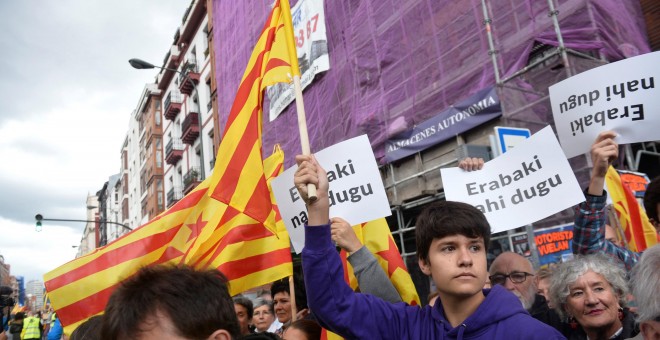 Un manifestante en Bilbao con una bandera catalana y una pancarta en vasco en la que se lee 'Quiero decidir', durante la marcha convocada por Gure Esku Dago. REUTERS/Vincent West